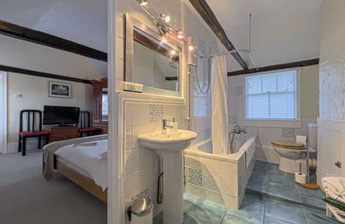 Tenterden House | Discover Little Dane Court: Family-Friendly 4-Star Retreat