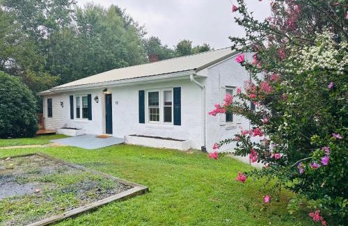Sparta House | Enchanting Little Elves Overlook: Pet & Child Friendly Stay