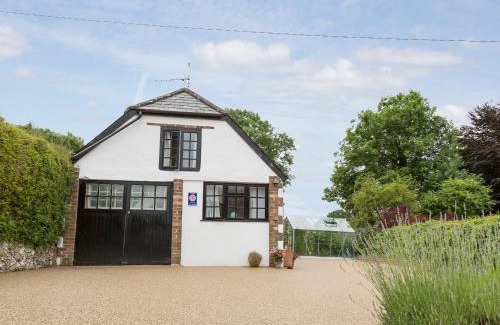 Milborne Saint Andrew House | Delightful Little England Cottage: Pet Friendly & 4-Star Stay