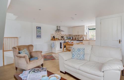 Milborne Saint Andrew House | Delightful Little England Cottage: Pet Friendly & 4-Star Stay