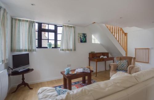 Milborne Saint Andrew House | Delightful Little England Cottage: Pet Friendly & 4-Star Stay