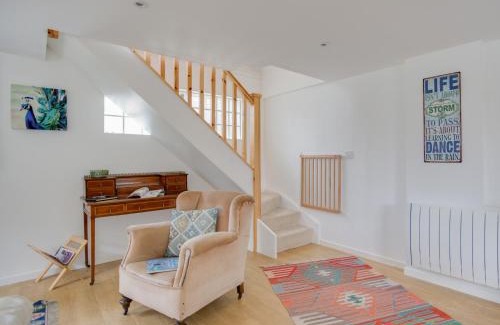 Milborne Saint Andrew House | Delightful Little England Cottage: Pet Friendly & 4-Star Stay