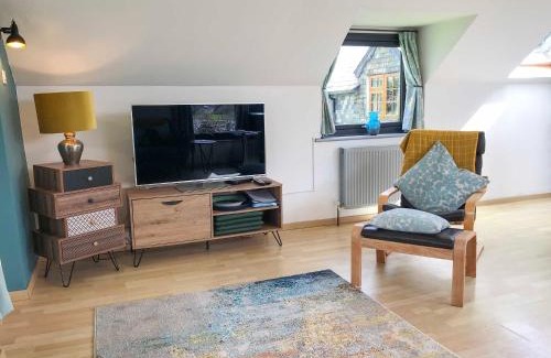 Liskeard House | Pet-Friendly Little Fursdon Apartment with Hot Tub Access