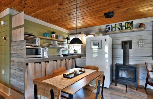 Drummond Cottage | Cozy Little Gem Cottage: Pet-Friendly & Guest Rated 9.8