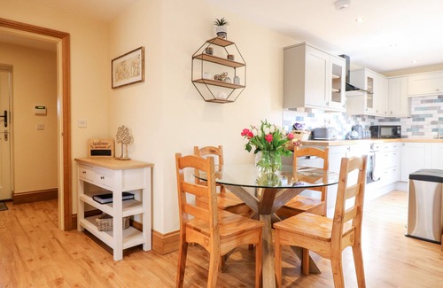 Uttoxeter Cottage | Cozy Family Retreat with Hot Tub in Marchington