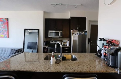 Downtown Mississauga Apartment | Modern Retreat with Pool and Spa – Your Sky-High Escape