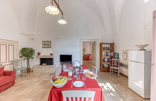 Patu House | Quaint Poolside Retreat in Salento for Family Getaways