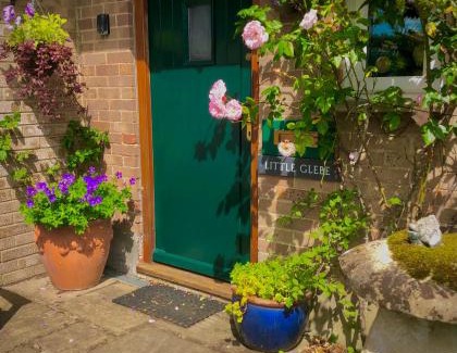 Alweston Apartment | Discover Little Glebe: Pet-Friendly Retreat with Breakfast