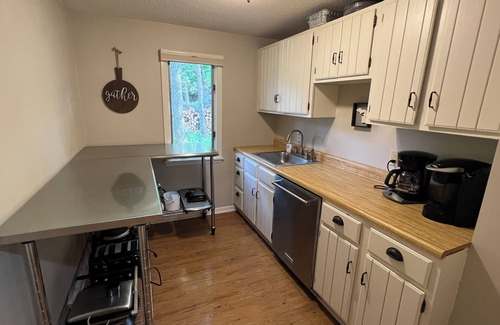 Empire House | Lakefront Little Glen Home with Sandy Beach & 9.8 Rating