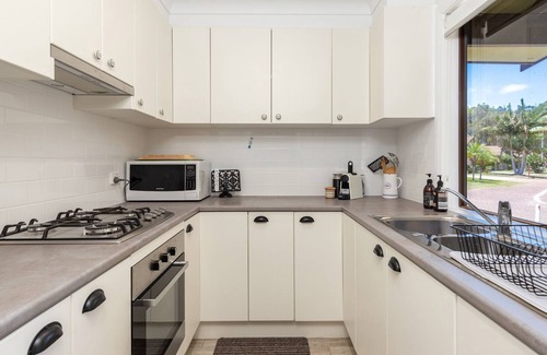 Forster Villa | Relax at Little Goldens with Breakfast & Kitchen Amenities