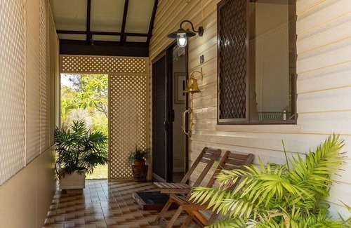 Forster Villa | Relax at Little Goldens with Breakfast & Kitchen Amenities