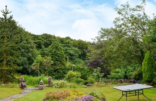 Cowling House | Idyllic Little Grans Cottage: 4-Star Stay for Families