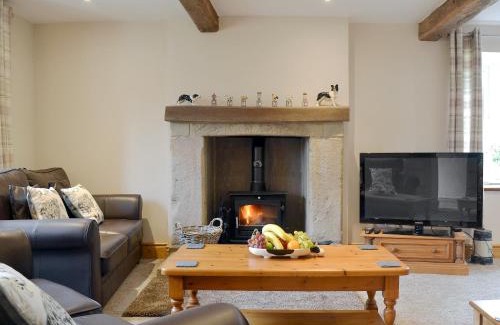 Cowling House | Idyllic Little Grans Cottage: 4-Star Stay for Families