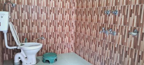 Kasol House | Relax at the Little Hamlet Choj: Pet Friendly Retreat