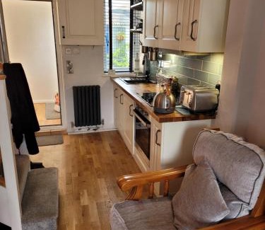 Topsham Apartment | Cozy Little Haven: 1 Bedroom Retreat in Prime Location