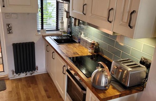 Topsham Apartment | Cozy Little Haven: 1 Bedroom Retreat in Prime Location