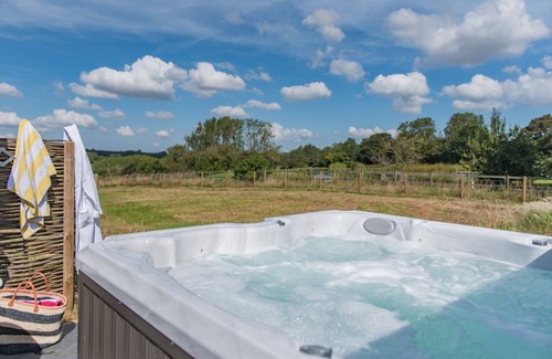 Etchinghill House | Little Hayloft by Bloom Stays - Barn Retreat with Hot Tub