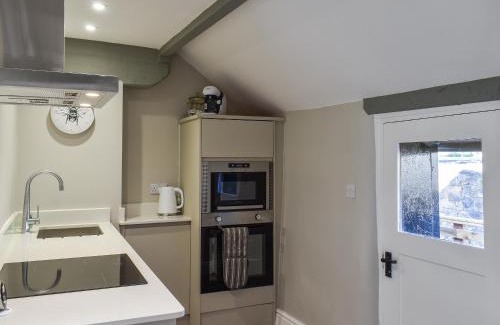 Dronfield House | Family-Friendly Escape at Little Hive - Rated 9.3/10
