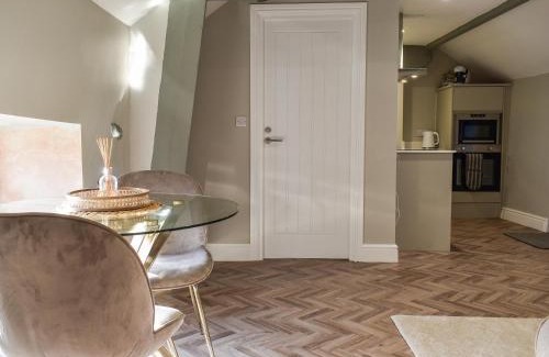 Dronfield House | Family-Friendly Escape at Little Hive - Rated 9.3/10