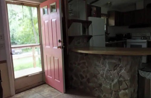Bodines House | Cozy Retreat at Little Home on the Creeks with Breakfast