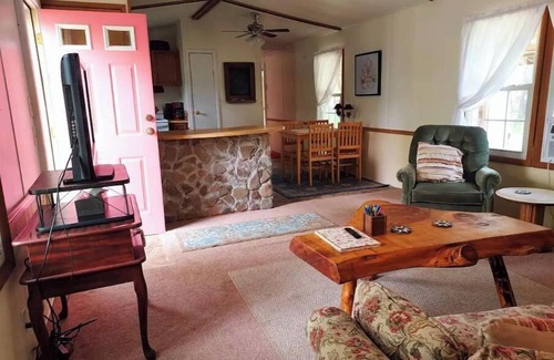 Bodines House | Cozy Retreat at Little Home on the Creeks with Breakfast