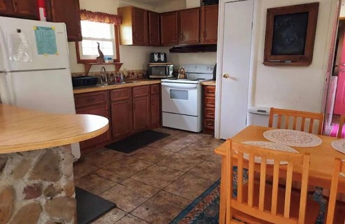 Bodines House | Cozy Retreat at Little Home on the Creeks with Breakfast