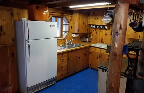 Laurium Cabin | Explore Lake Superior from Little Horn Lodge with Great Amenities