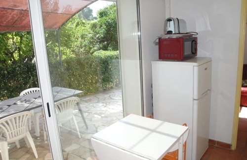 Le Revest-les-Eaux House | Discover Little House in Quiet: Oceanfront Getaway Awaits