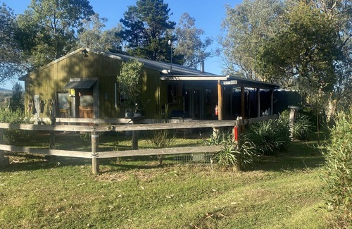 Wallabadah Cottage | Eco-Friendly Little House in the Nursery with Ocean Views