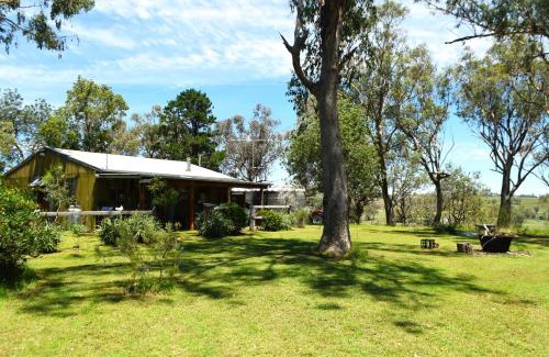 Wallabadah Apartment | Welcoming Little House in the Nursery: Pet-Friendly Retreat
