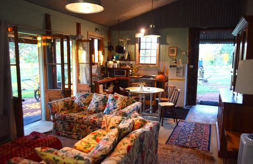 Wallabadah House | Family-Friendly Little House in the Nursery with Pool