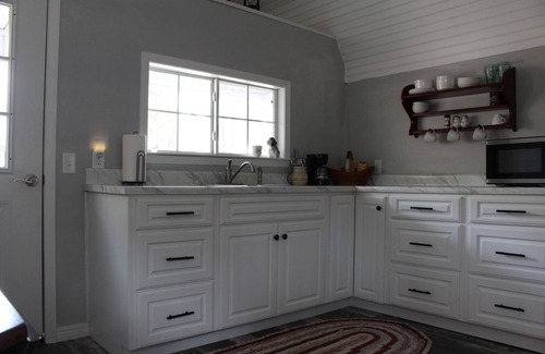 Heavener Cottage | Beautiful Little House in the Pine Woods with Ocean View