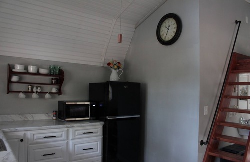 Heavener Cottage | Beautiful Little House in the Pine Woods with Ocean View