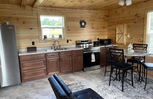 Dry Ridge Cottage | Charming Little House on Dairy: Family-Friendly Retreat