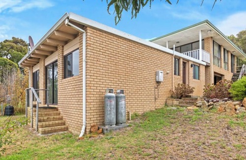 Albany Apartment | Little Innes - affordable accommodation with a view