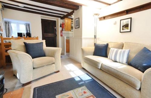 West Lulworth House | Little Ivy: Family and Pet-Friendly Getaway Awaits!