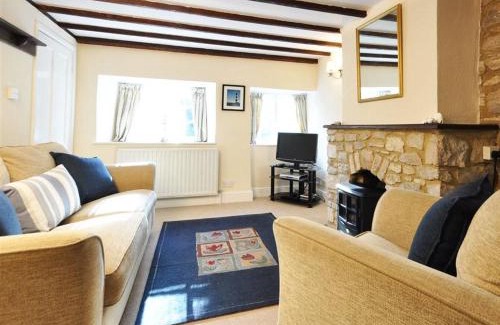 West Lulworth House | Little Ivy: Family and Pet-Friendly Getaway Awaits!