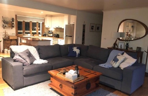 Warburton House | Unforgettable Stay at Little Joe Lodge - Rated 10/10!