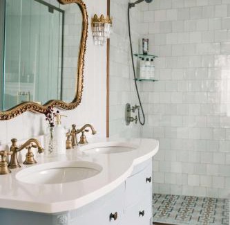 Ameliasburgh House | Guest Rated 9.7: Little Louis - A Regal County Retreat