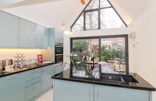 Malvern Cottage | Cozy Little Mornington with Open Fire in Great Malvern