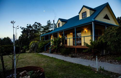Taranna Apartment | Explore Little Norfolk Bay Events and Chalets with Hot Tub