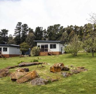 Taranna Apartment | Explore Little Norfolk Bay Events and Chalets with Hot Tub