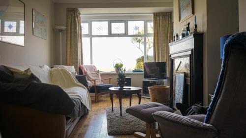 Donaghadee House | Oceanfront Little Oak Seafront House with Scenic Views