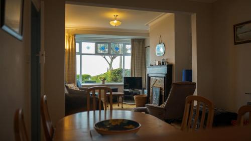 Donaghadee House | Oceanfront Little Oak Seafront House with Scenic Views
