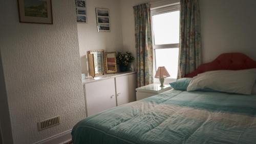Donaghadee House | Oceanfront Little Oak Seafront House with Scenic Views