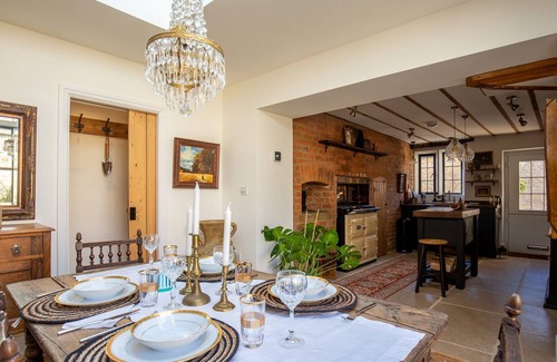 Chipping Norton Cottage | Cozy Little Oakley Cottage - Perfect for 4 Guests