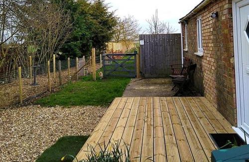 Tilney Fen End House | Idyllic 2 Bedroom Holiday Home in Norfolk with Private Field