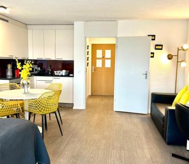 Dietikon District Apartment | Elegant Little Penthouse: Family-Friendly Retreat, 9.4/10