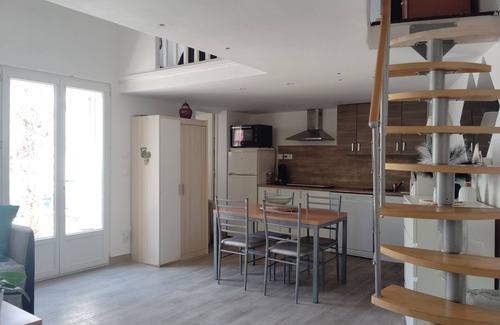 Le Pradet House | Relaxing Loft Steps from the Sea with Ocean View & Spa