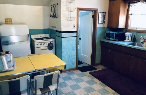 Winnipeg Apartment | Cozy Retro Suite with Separate Entrance for Family Getaways